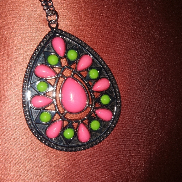 Retro Prairies Multi Necklace and Earrings Set. - Picture 4 of 5